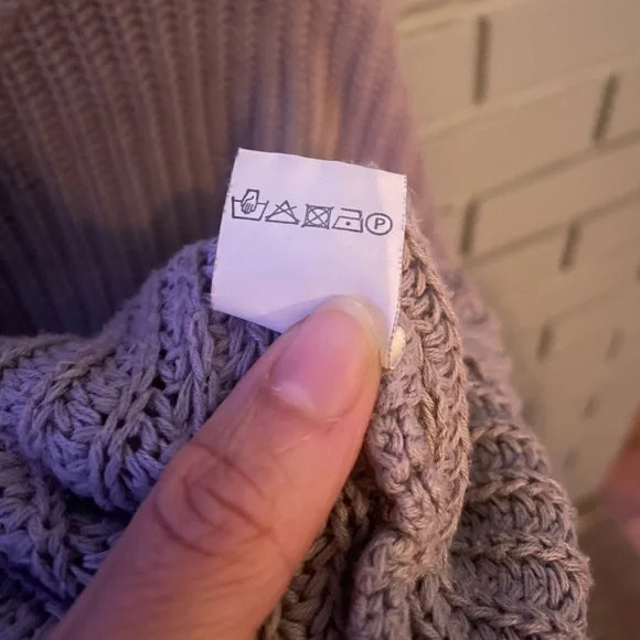 Brandy Melville Cropped Knit Sweater - Picture 5 of 9